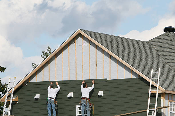 Professional Siding technician working in Sayreville, NJ